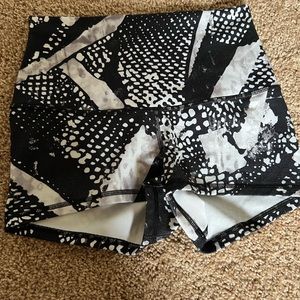 Lululemon Women's Boogie Short Roll Down Full On Luon Black Yoga Shorts Size 2